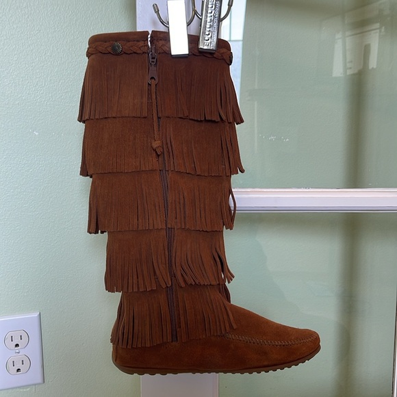 Minnetonka Moccasin boots, 5 layer fringe. Brown. New. Size 9. - Picture 3 of 7